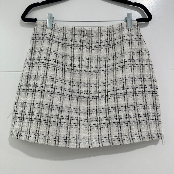 Amazon White & Black Tweed Mini Skirt w/ Pearl Button Detail Holiday Festive S - Picture 8 of 9